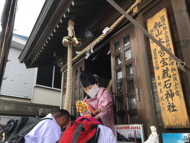 宝蔵石神社での御宝剣加持の様子（奉納された麻のしめ縄、鈴緒）