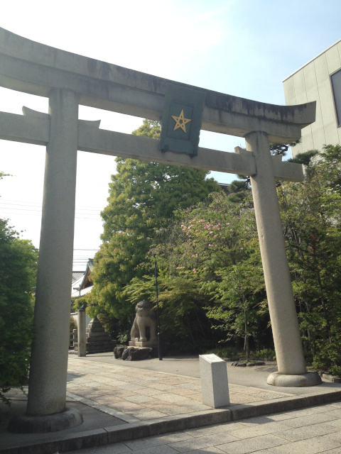 京都・晴明神社の鳥居（晴明桔梗紋）